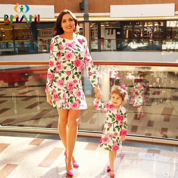 Filha de mãe Vestidos de Moda de estampa Floral Meia Manga Mamãe E a Mim, a Roupa da Família Combinando Roupas do Joelho-comprimento Vestido